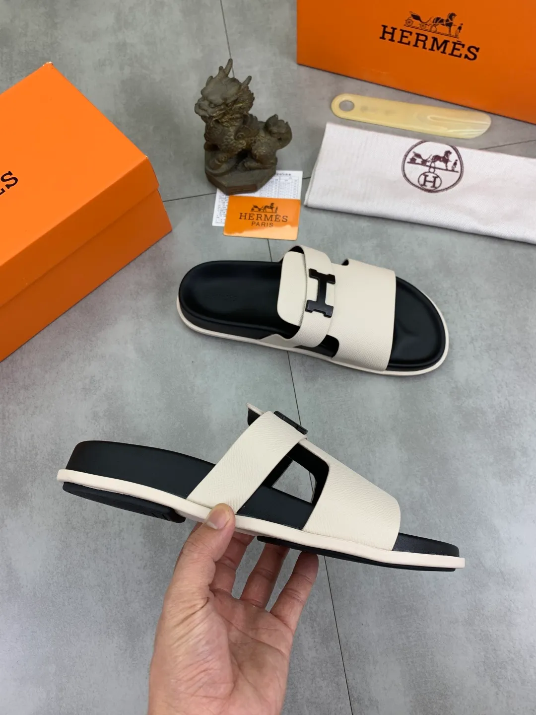 Men's shoes 💰P440 New [HERMES] high-end quality new Hermès slippers, made of imported cross-grain calfskin, wear-resistant and non-slip rubber outsole. Fashionable and elegant code number: 39-44 (38 45 46 customized)